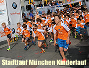 Kurz nach dem Halbmarathon Start um 8.00 Uhr ging es beim 37. Sport Scheck Stadtlauf München 2015 gegen 8.20 Uhr für die Kids auf den 2 km DAK Kinderlauf (©Foto: Martin Schmitz)